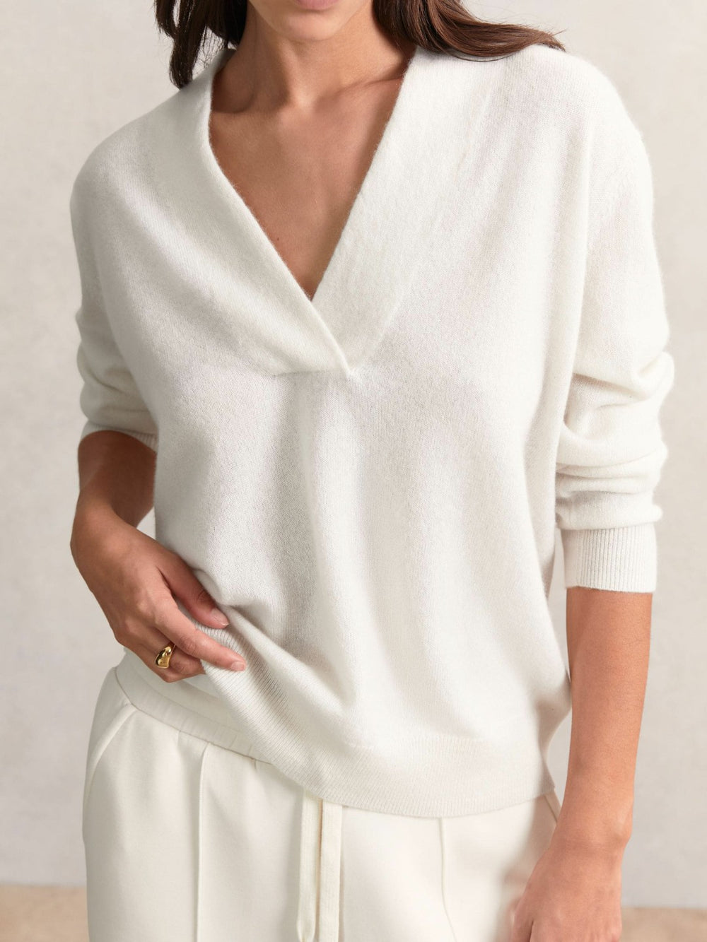 Women Cashmere V-Neck Jumper in Cream