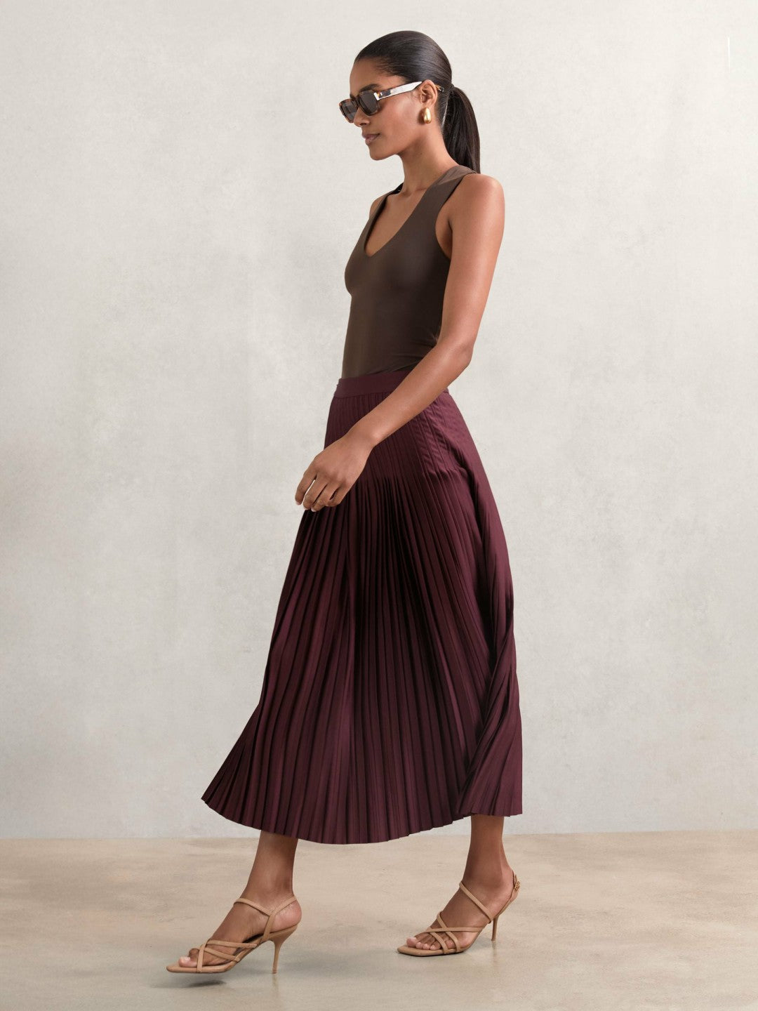Women Pleated Midi Skirt in Burgundy