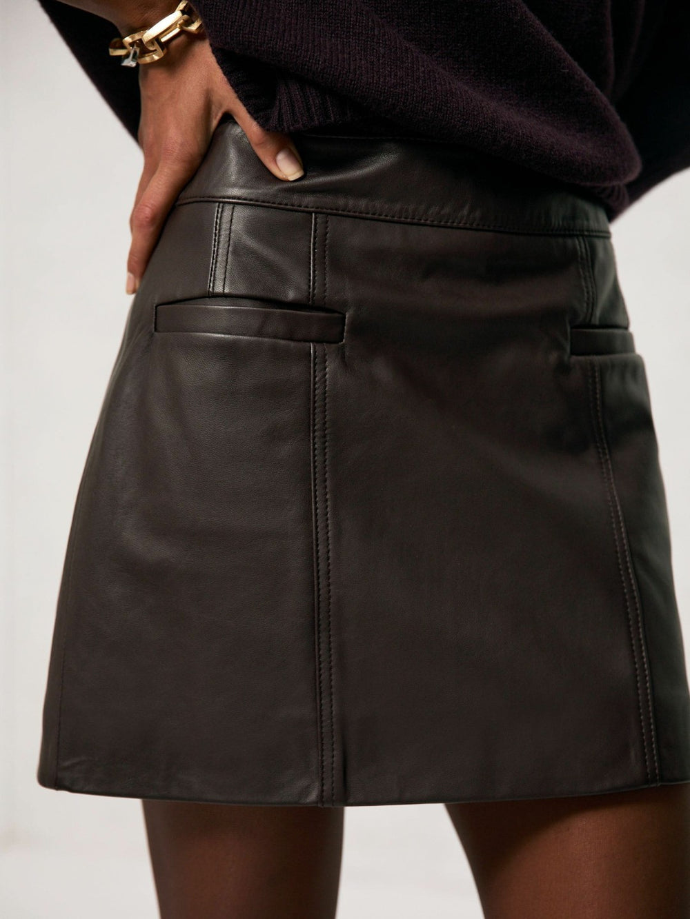 Women Leather Welt-Pocket Mini Skirt in Burgundy