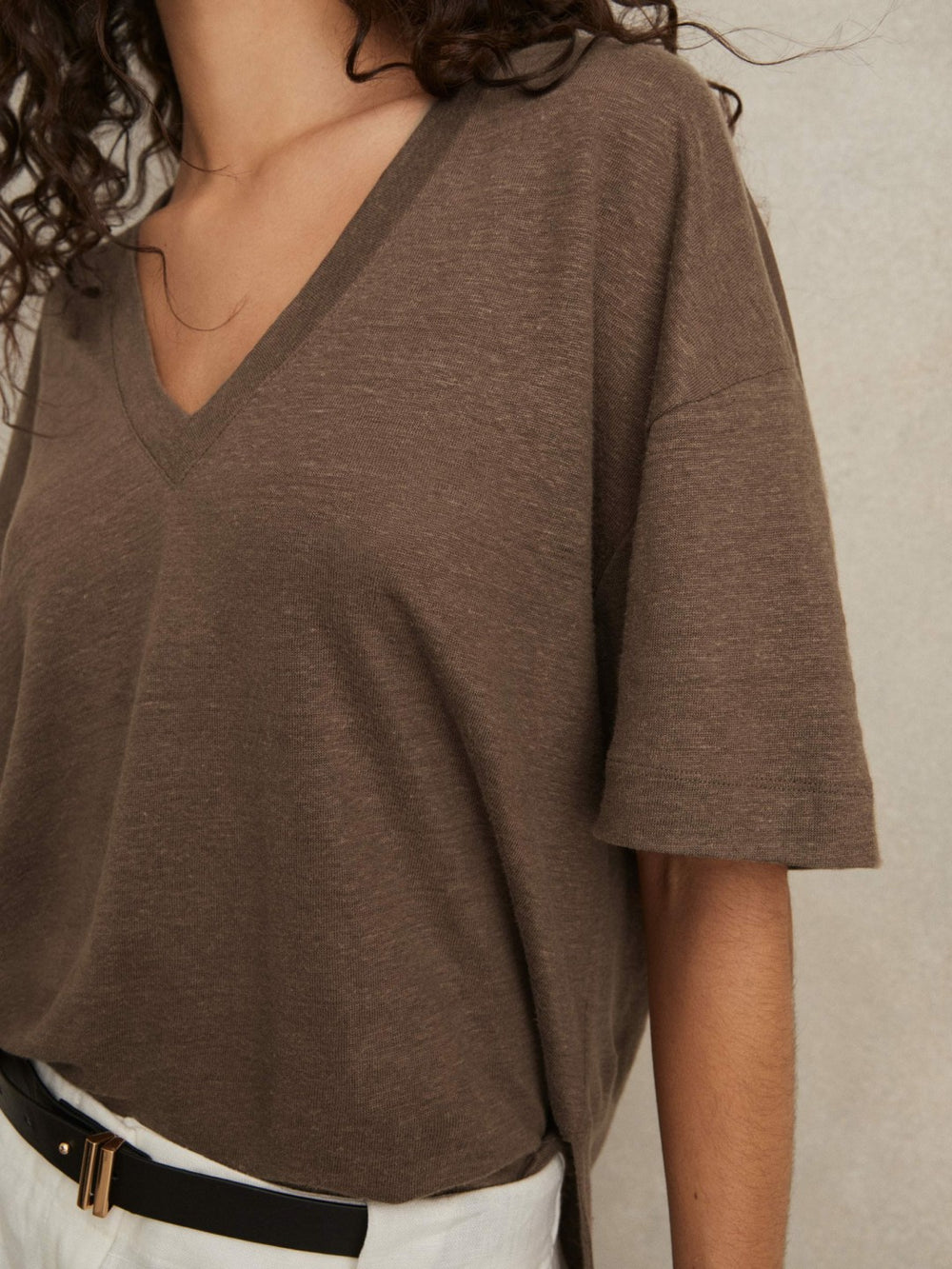 Women Linen V-Neck T-Shirt in Brown