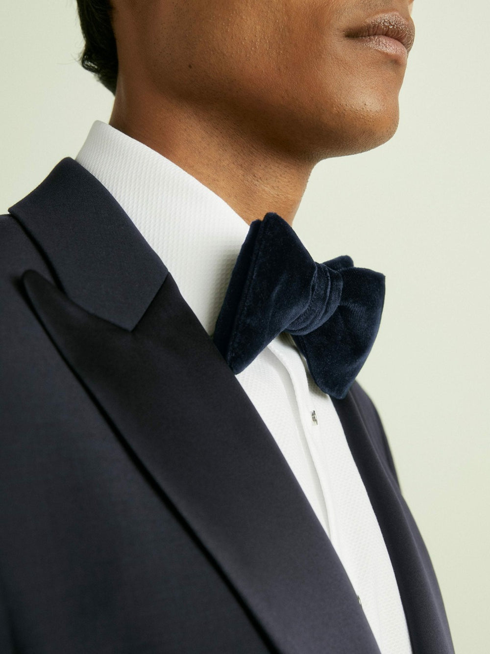 Men Velvet Bow Tie in Navy