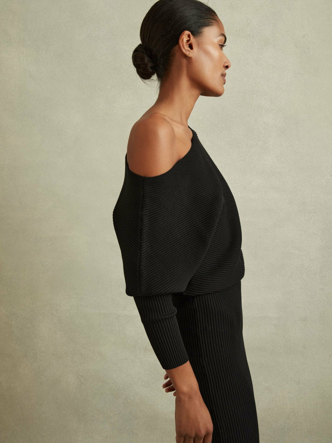 Women Off-The-Shoulder Ribbed Midi Dress in Black