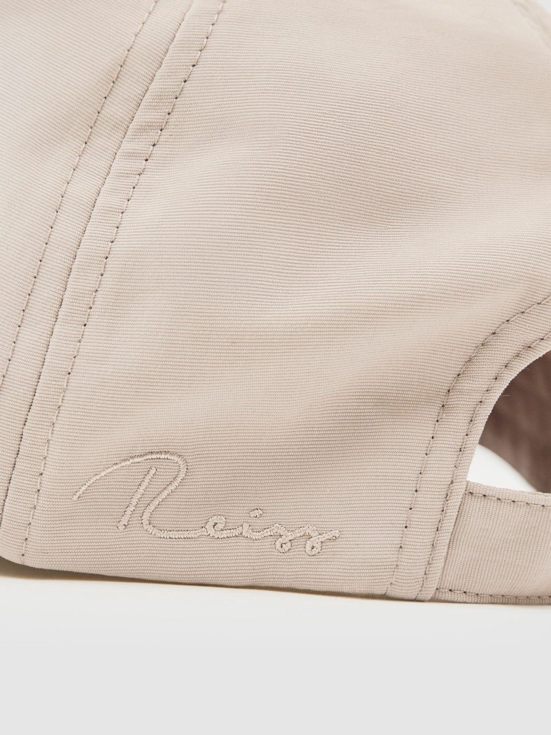 Men Embroidered-Logo Tech Baseball Cap in Stone