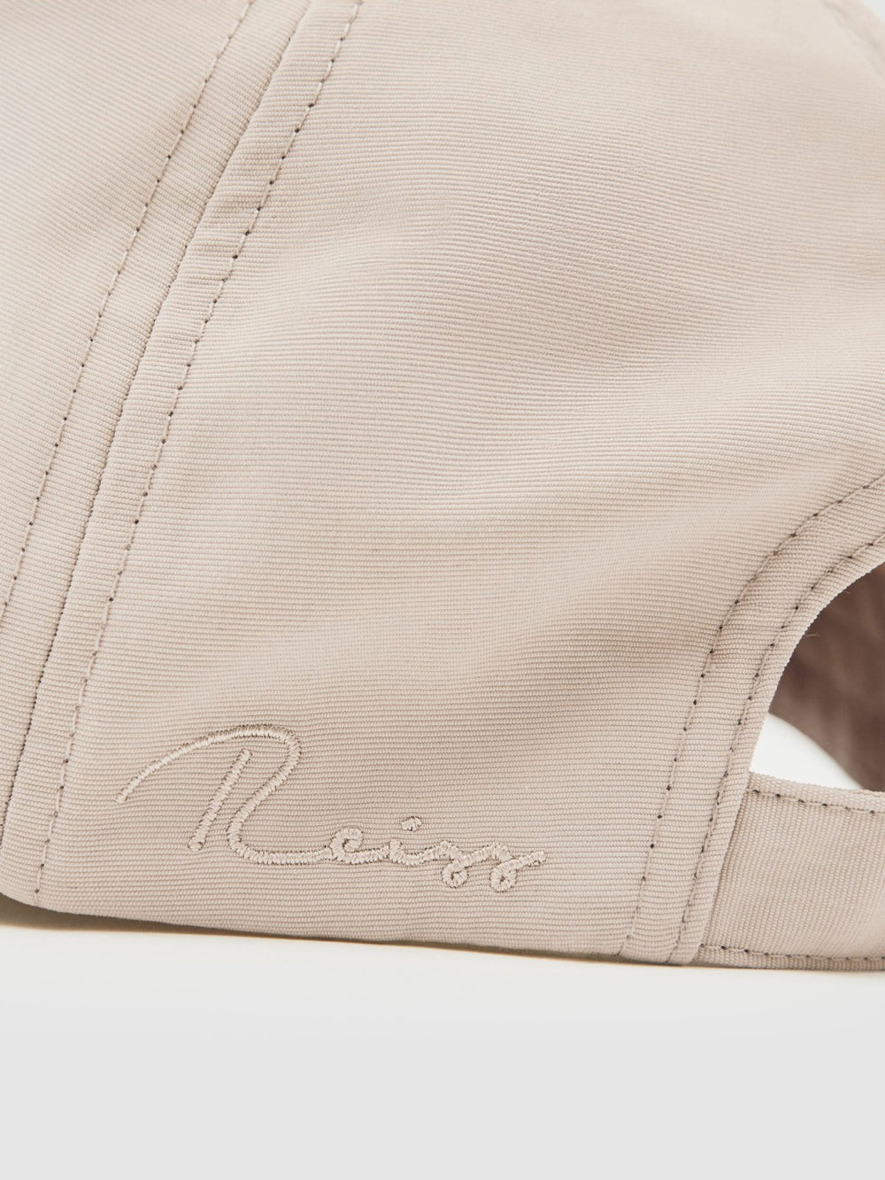 Men Embroidered-Logo Tech Baseball Cap in Stone