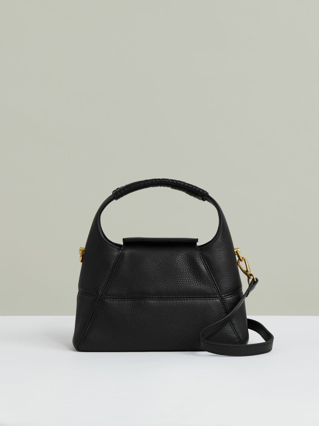 Women Grained-Leather Shoulder Bag in Black
