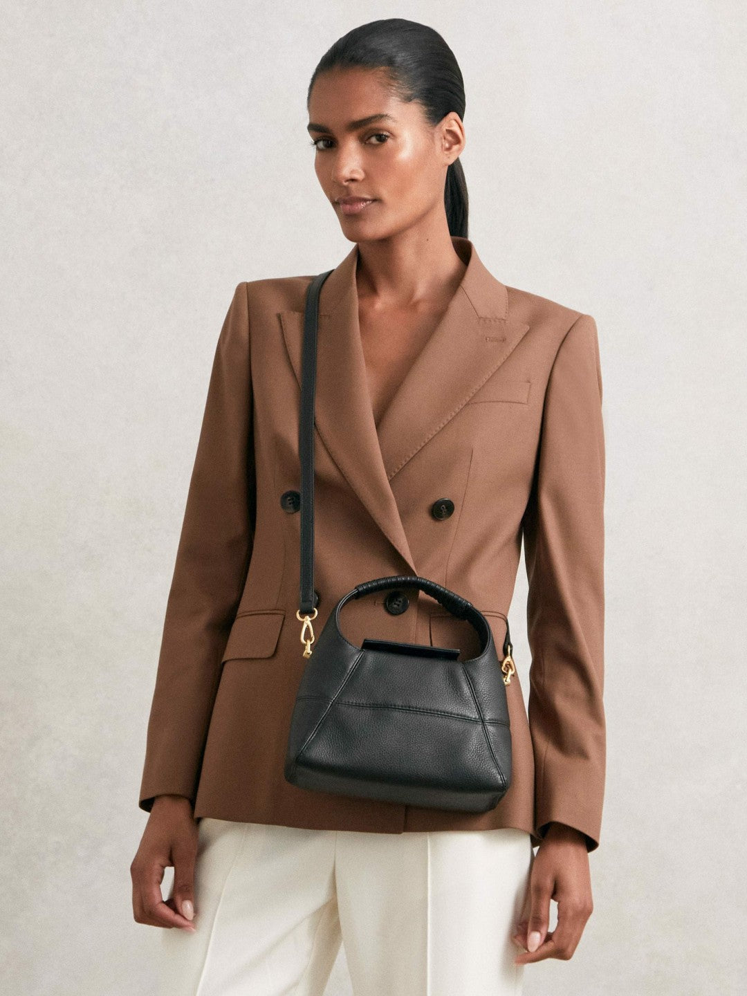 Women Grained-Leather Shoulder Bag in Black