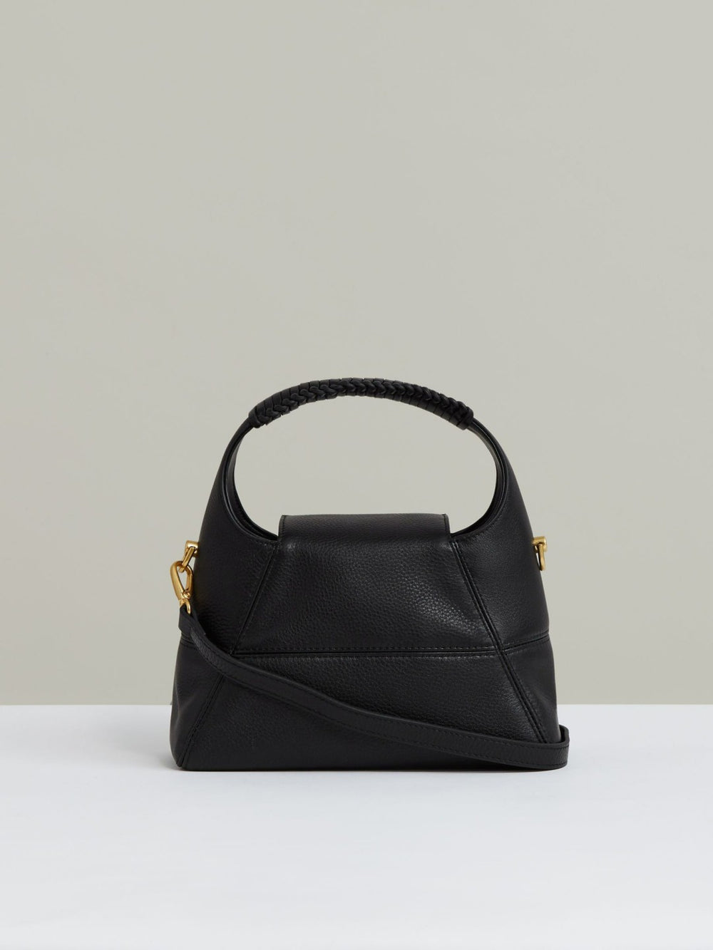 Women Grained-Leather Shoulder Bag in Black