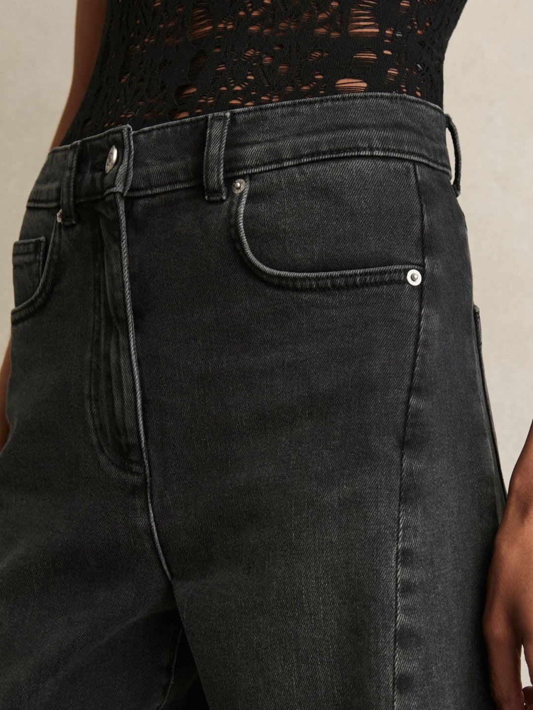 Women Petite Barrel-Leg Seam Jeans in Washed Grey