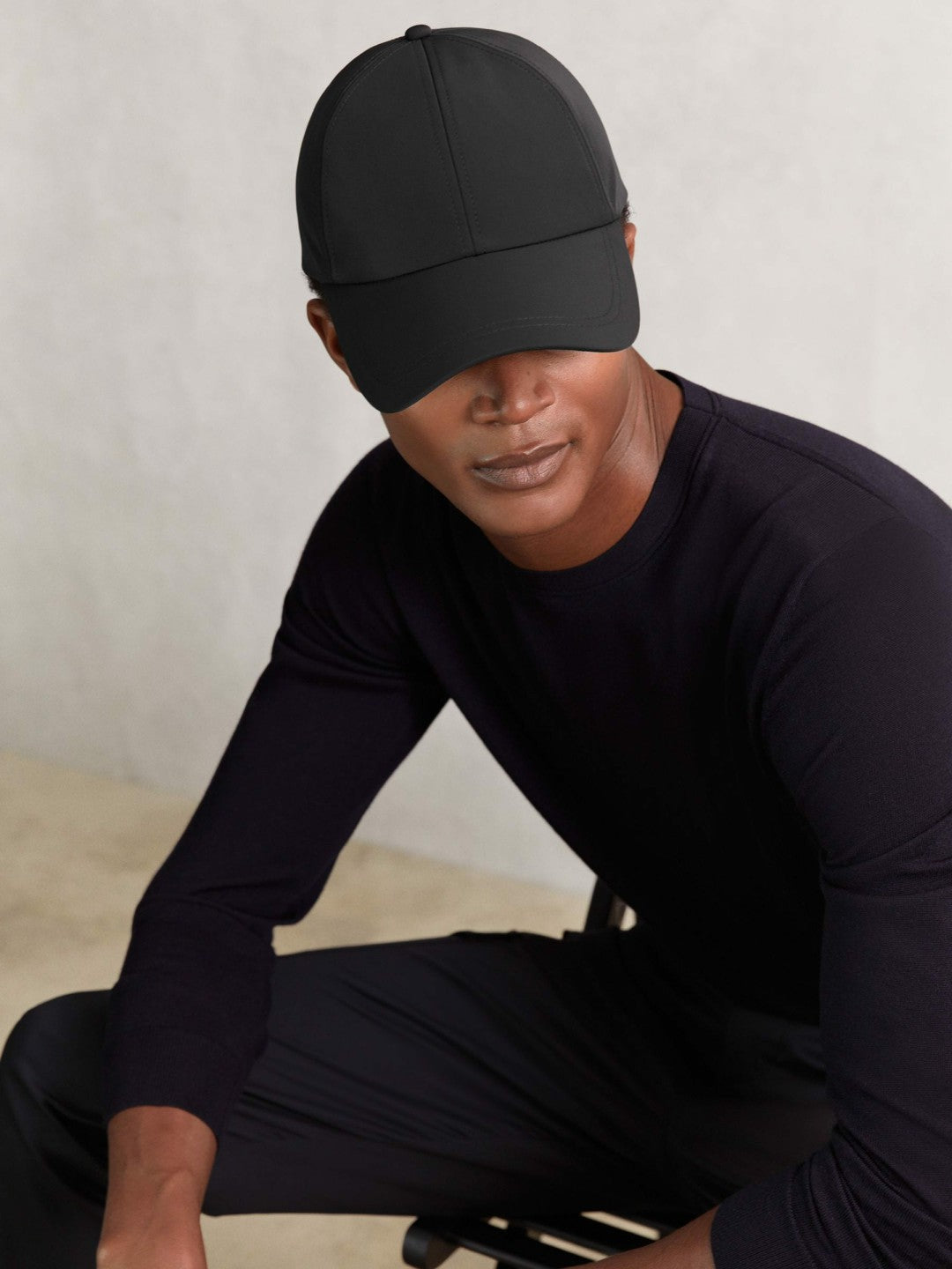 Men Embroidered Logo Tech Baseball Cap in Black