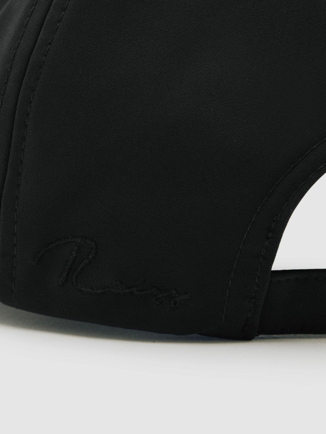 Men Embroidered Logo Tech Baseball Cap in Black