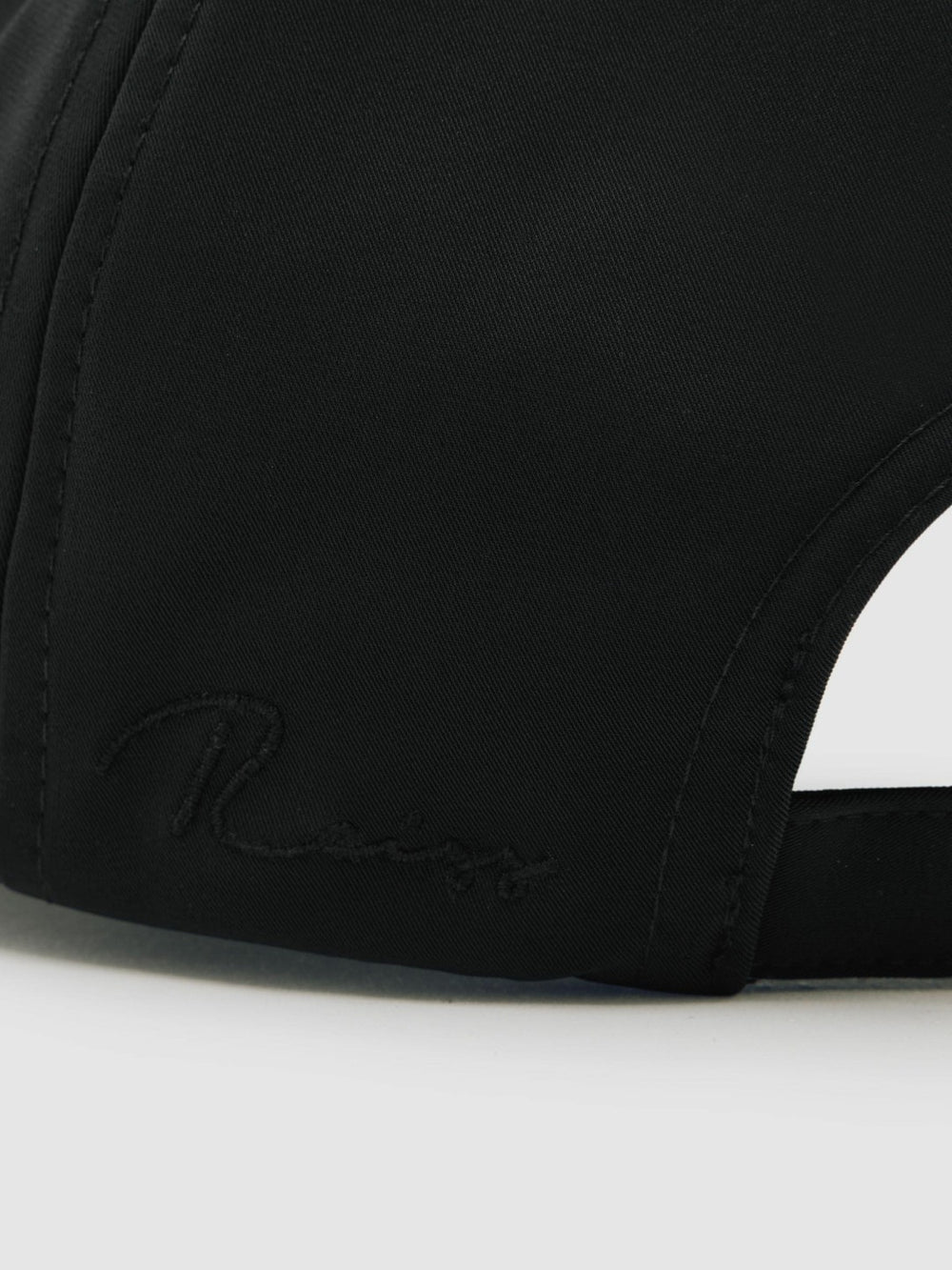 Men Embroidered Logo Tech Baseball Cap in Black