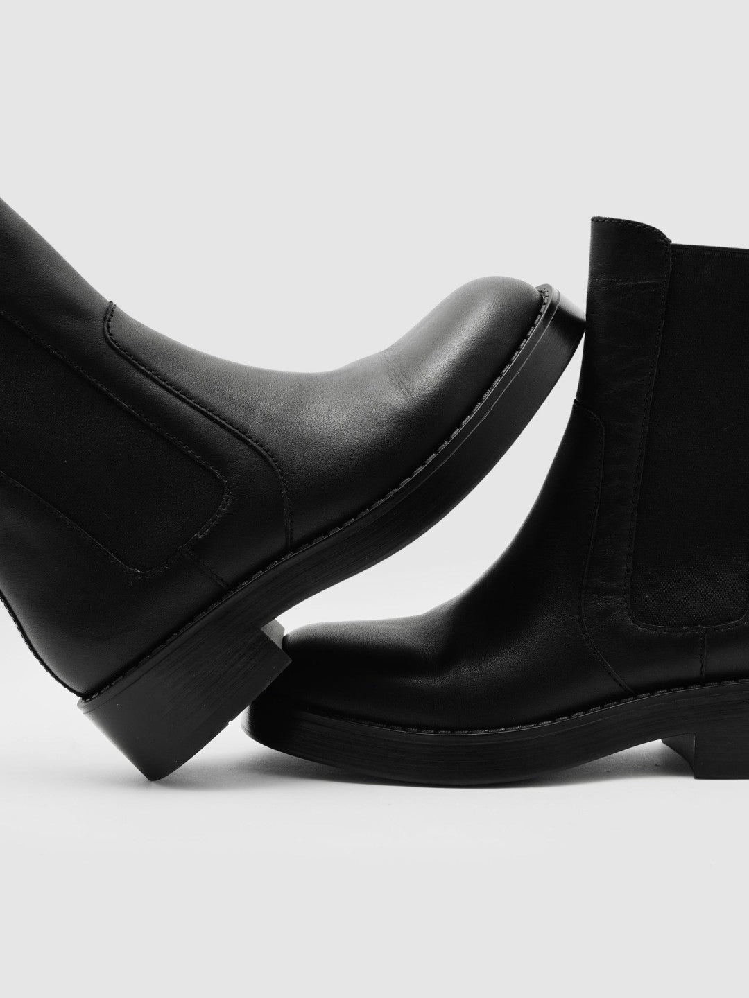 Women Leather Chelsea Boots in Black