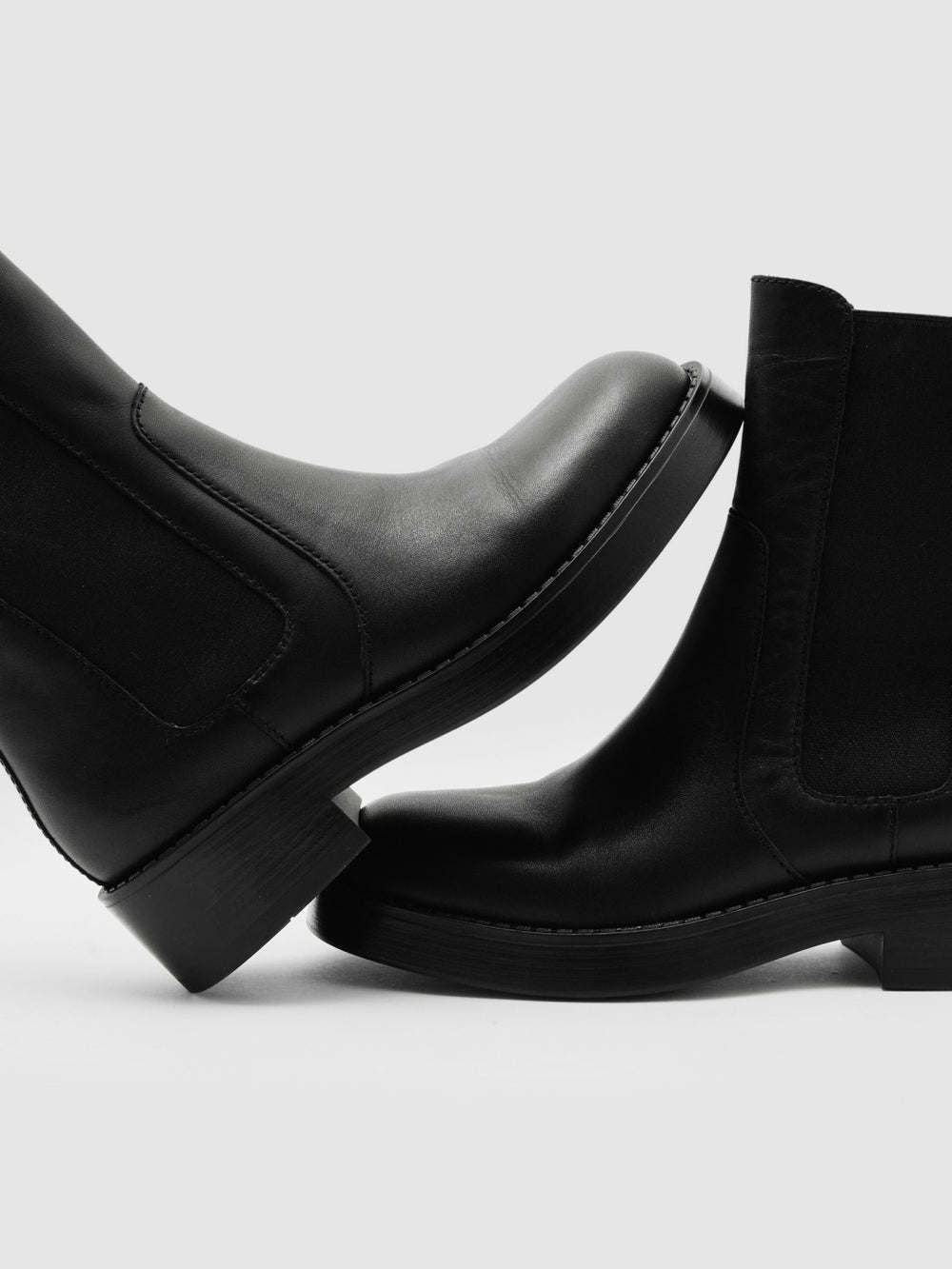 Women Leather Chelsea Boots in Black