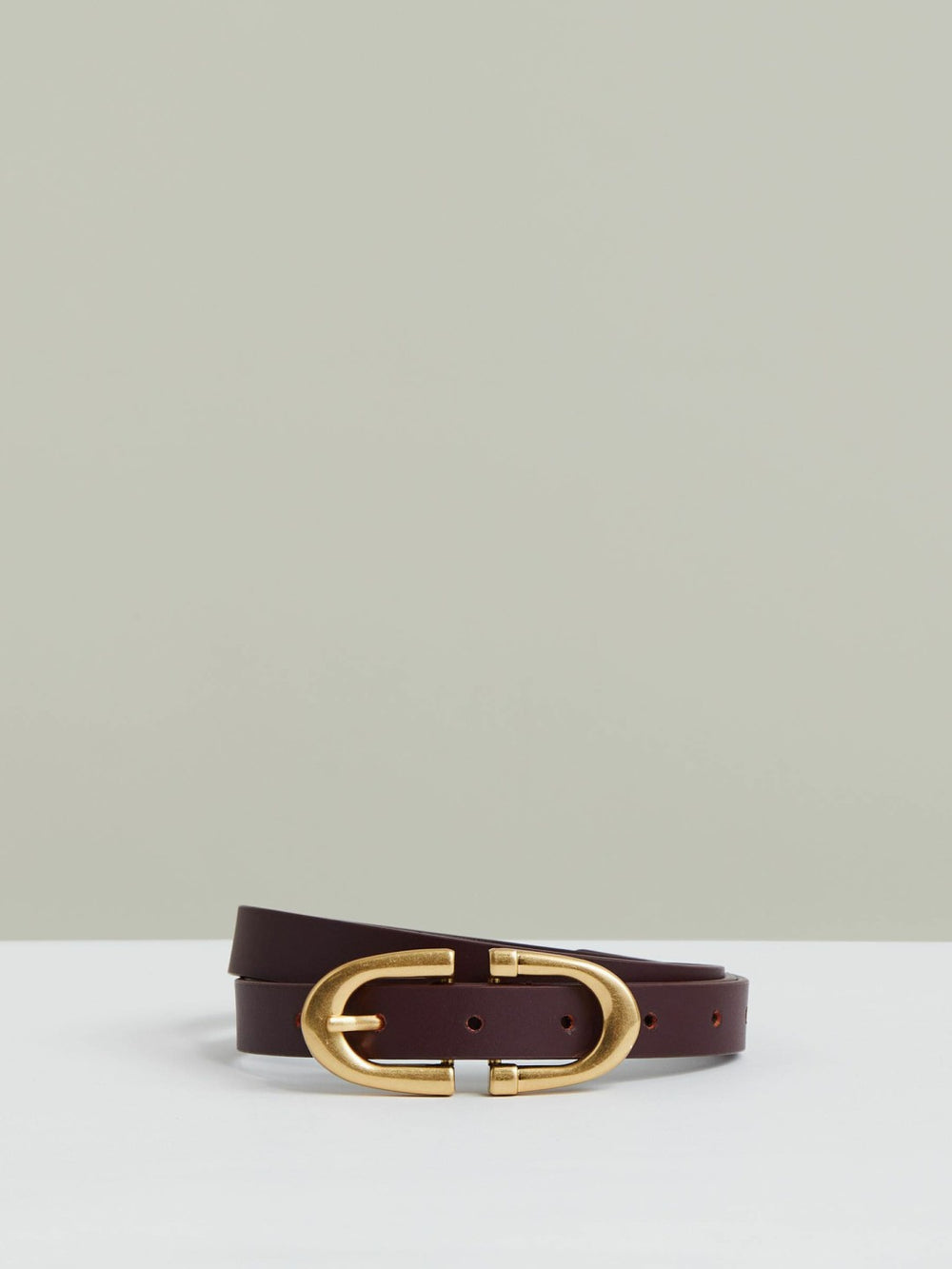Women Horseshoe Belt in Burgundy