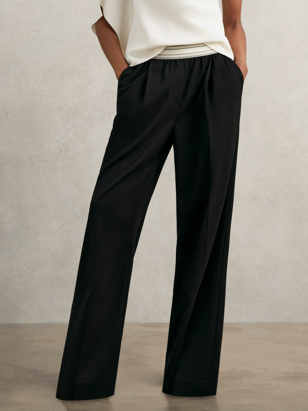Women Wide-Leg Contrast-Waistband Trousers in Black