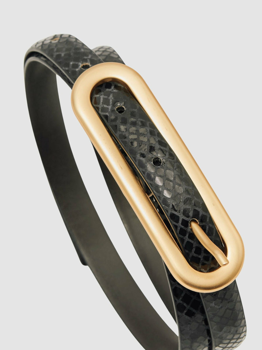Women Leather Elongated-Buckle Skinny Belt in Black